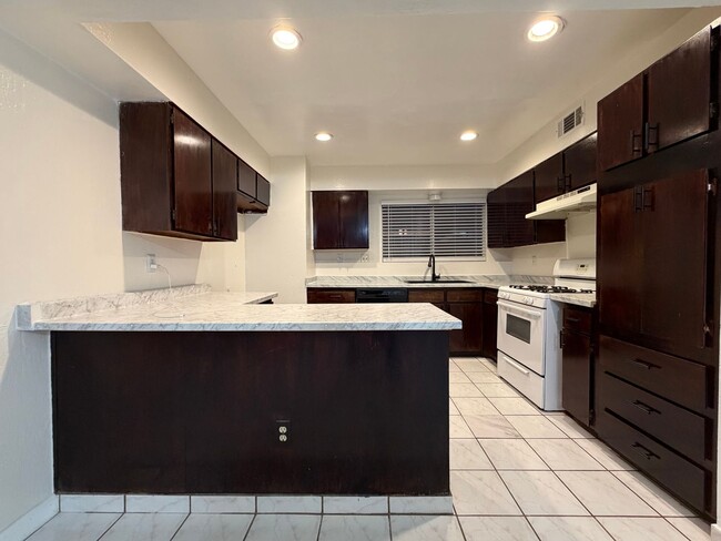 Building Photo - Move in ready 3 Bd 2BA home in upper NE Bakersfield
