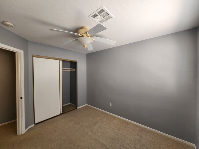 Building Photo - HENDERSON: 3 bed/2.5 bath Townhome with Spacious Kitchen, Private Backyard, Large Primary Suite &...