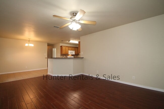 Building Photo - Spacious Duplex!