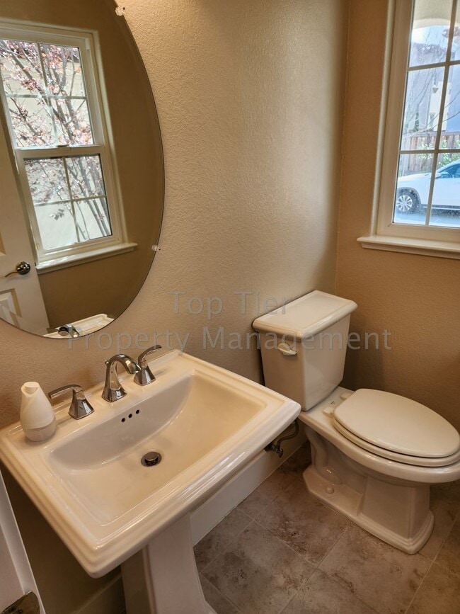 Building Photo - ***Spectacular 2-Story 4 bed, 2.5 bath, 2,...