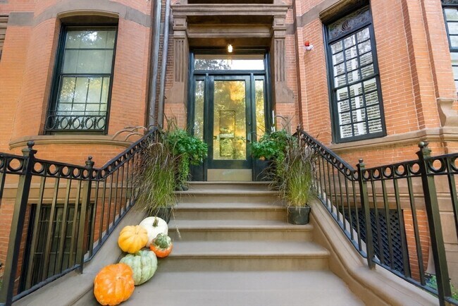 Building Photo - 288 Commonwealth Ave