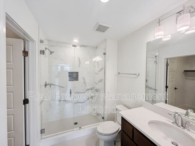 Building Photo - 809 Jamestown Ln