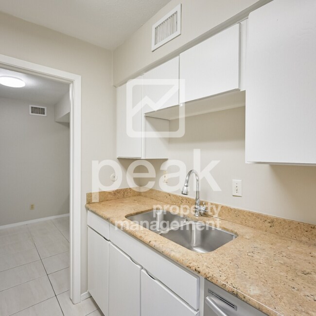 Building Photo - $950! Updated 1-Bedroom Condo Near Pool.  Apply by 12/10 for $475 Off!