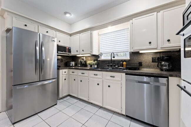 Building Photo - 9123 Kerr Dr