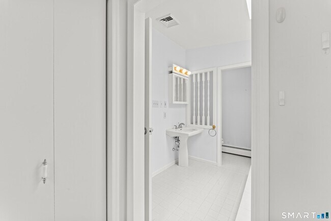 Building Photo - 89 Cranbury Dr