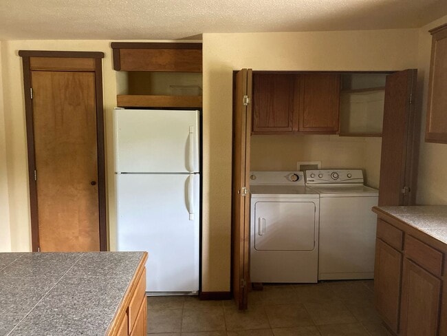 Building Photo - 3 Bedroom 1 Bathroom home. Available NOW!