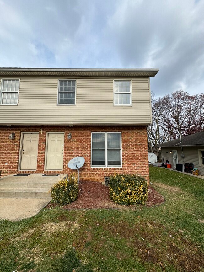 Building Photo - 1048 Dual Pl