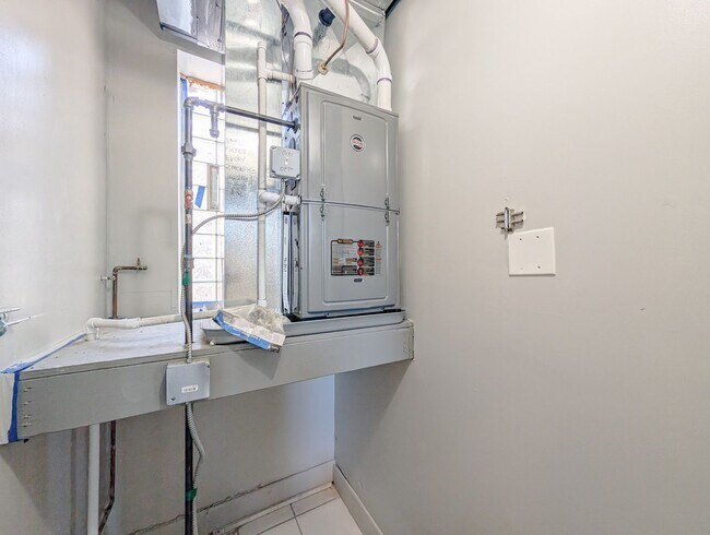 Building Photo - Top floor 2 bed 1 bath apartment