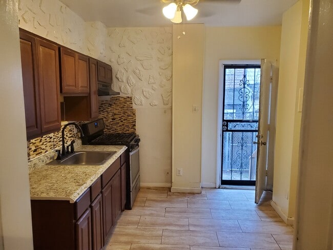 Kitchen - 4435 N Cleveland St