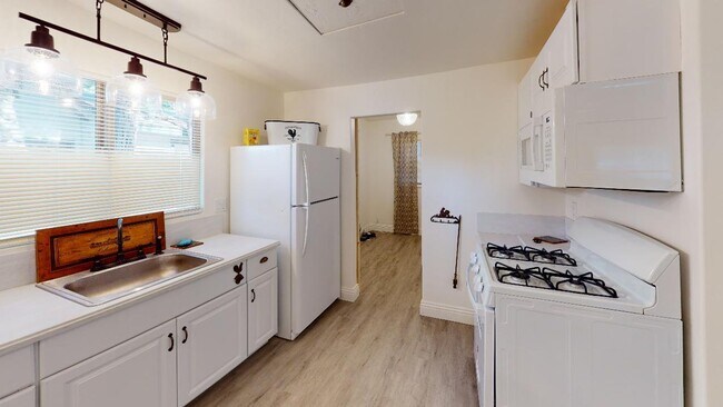 Building Photo - Coming Soon! Turn-key 1 Bedroom, 1 Bath Cabin for Lease in Crestline, California!