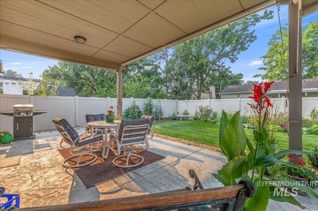 Building Photo - "Charming 3-Bedroom Home with 2 Full Baths in Boise's Sought-After West Dover Heights!"