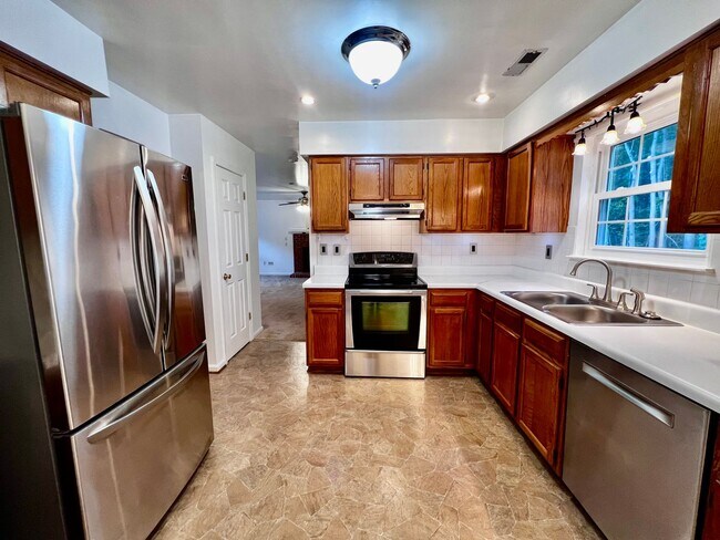 Building Photo - Open House 10AM-12PM Saturday the 13th! Move-In Special: Receive $1,300 off your first full month...