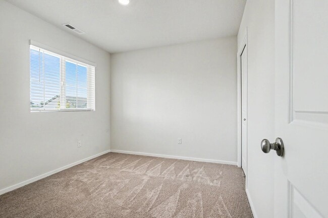 Building Photo - 4 Bed (plus BONUS ROOM), 2.5 Bath Newer Home in NE Salem