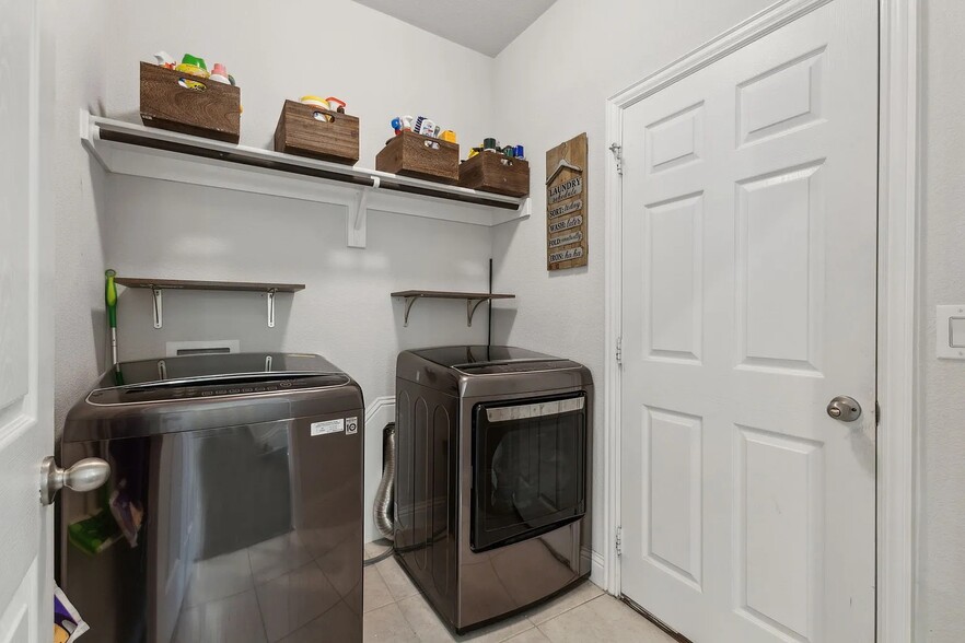 Building Photo - 5601 Bottiglia Way