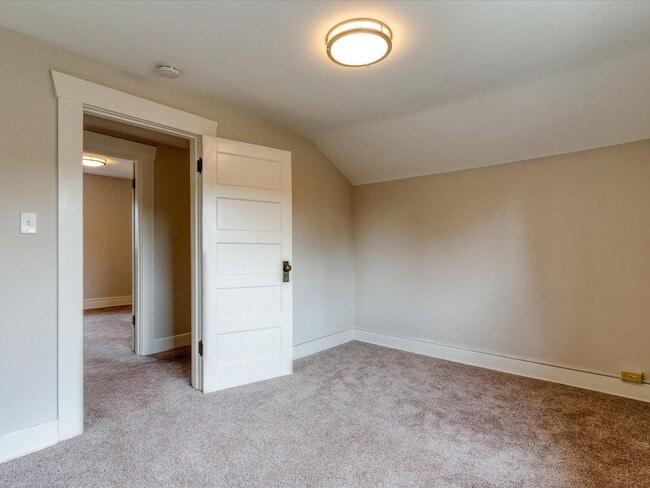 Building Photo - Beautifully remodeled corner lot Roosevelt Home