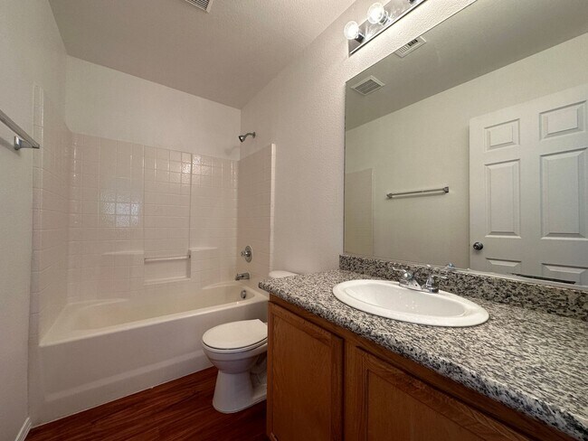 Building Photo - Single Family Home 3 Beds, 2.5 bath, 1 car garage