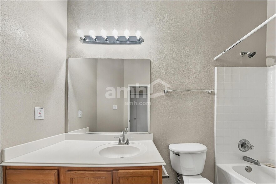 Building Photo - 912 Buffalo Springs Dr