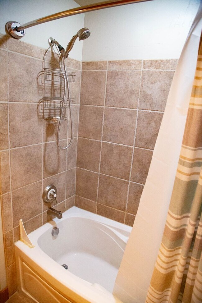 Building Photo - Wonderful Furnished 3 Bedroom & 2 Bathroom...