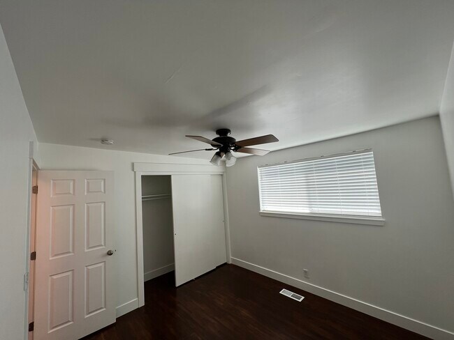 Building Photo - 825 E Larkspur Dr