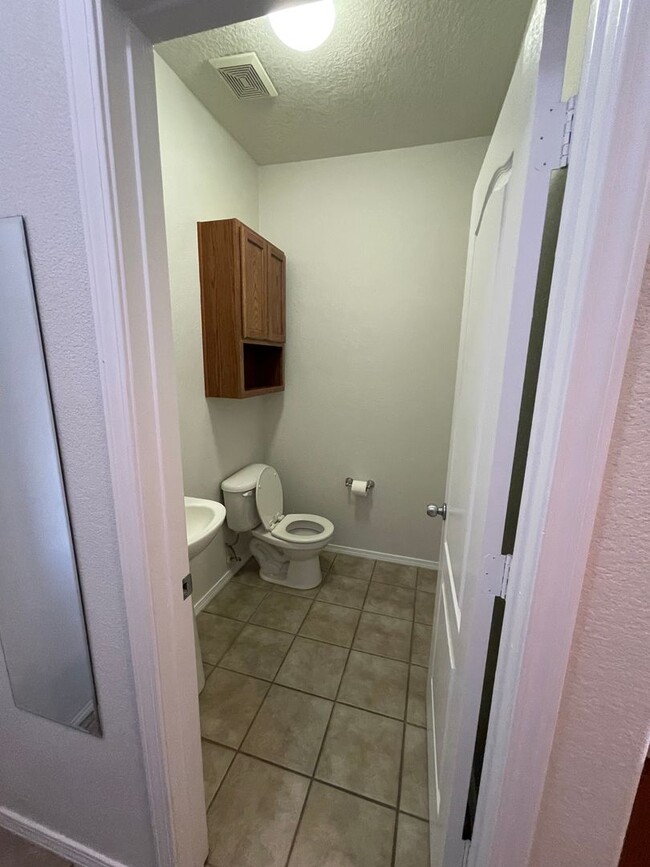 Building Photo - 2 bed 2.5 bath townhome located in a Gated...