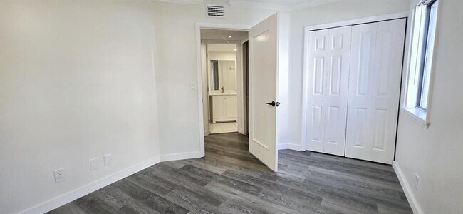 Building Photo - 5539 Courtyard Dr
