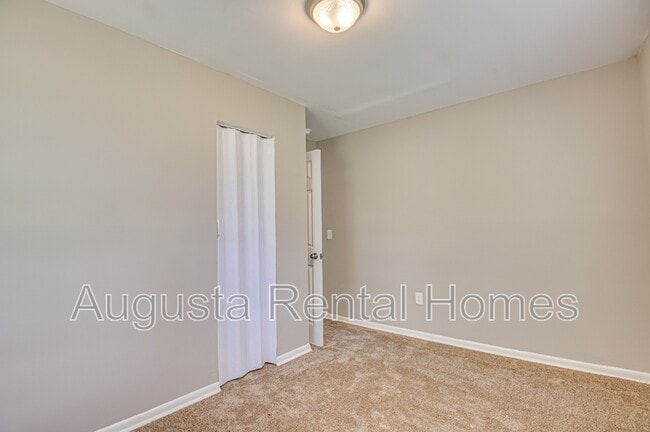 Building Photo - 128 E Hall St