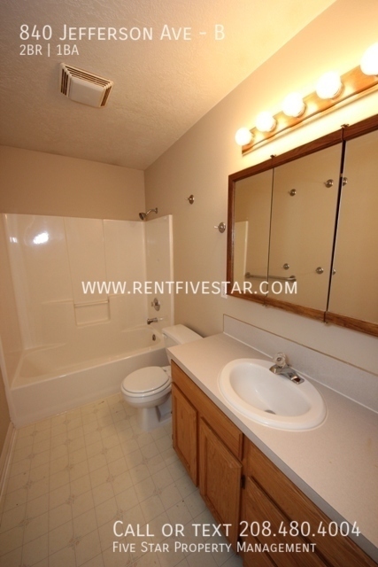 Building Photo - Charming 2 Bedroom 1 Bathroom Upstairs Apa...