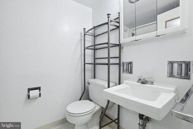 Building Photo - 522 21st St NW