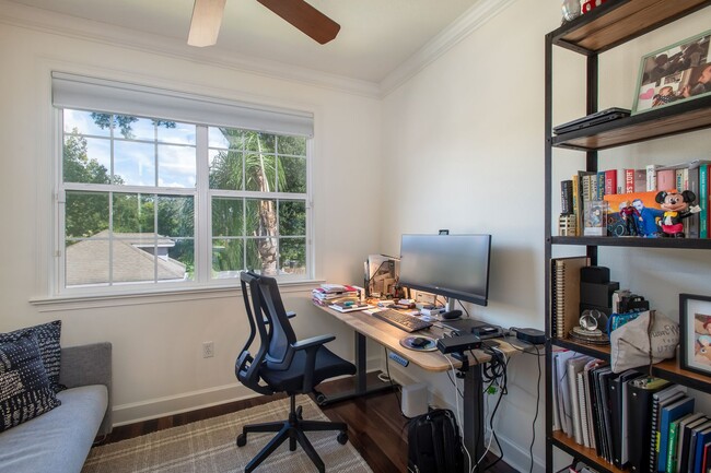 Building Photo - 2 Story, 2 Bed/2.5 Bath, Pool Home Plus Office in Altaloma Heights AVAILABLE NOW!