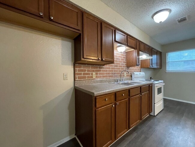 Building Photo - AVAILABLE NOW 2 BEDROOM 1 BATH DUPLEX IN H...