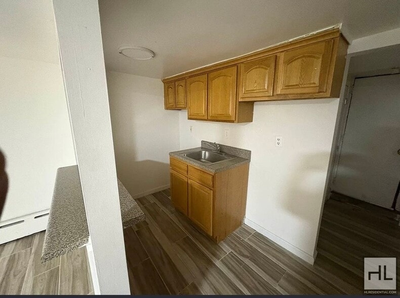 Building Photo - 32 STREET