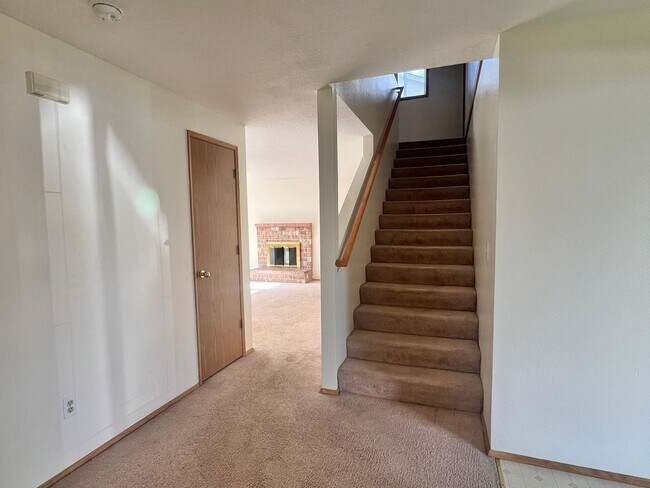 Building Photo - Spacious Home with Large Backyard in Union...