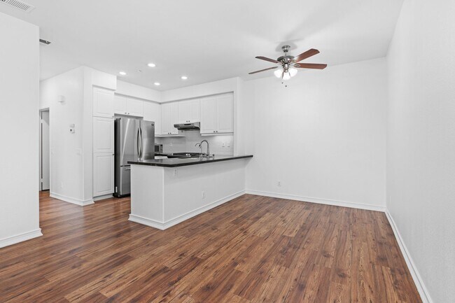 Building Photo - 10722 Sabre Hill Dr
