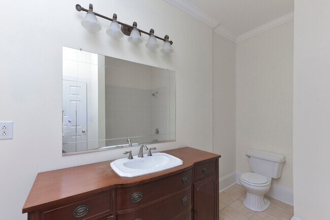 Building Photo - Cozy 3BR/2BA Home Steps from USC – PRE-LEA...