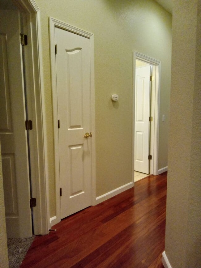 Building Photo - Gated: Single Story Heritage Oaks 3 Bedroom Plus Office/Den 3 Car Garage with lots of built in fo...