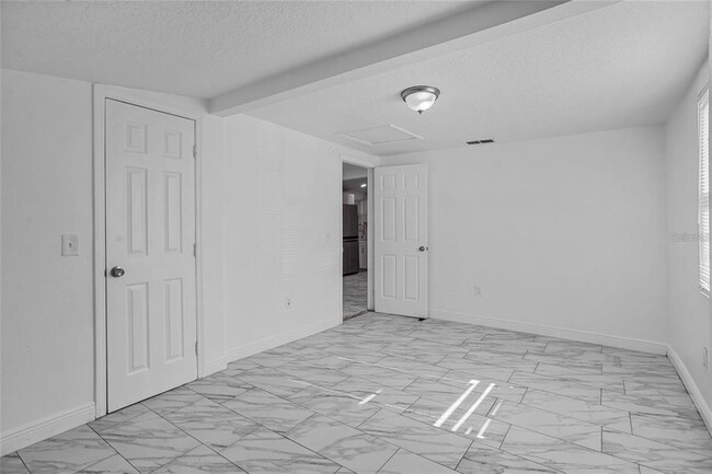 Building Photo - 906 Celery Ave