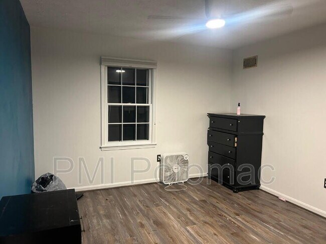 Building Photo - 1718 Crestview Dr