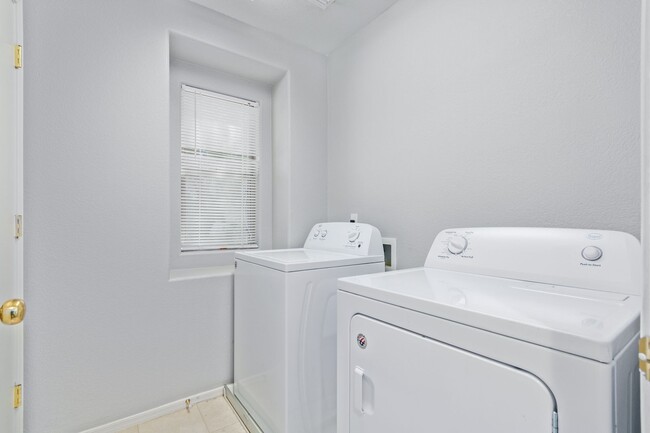 Building Photo - Amazing 3 Bedroom Home in Great Queen Cree...
