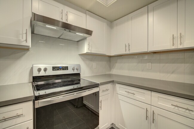 Building Photo - 1270 Bellevue Way NE