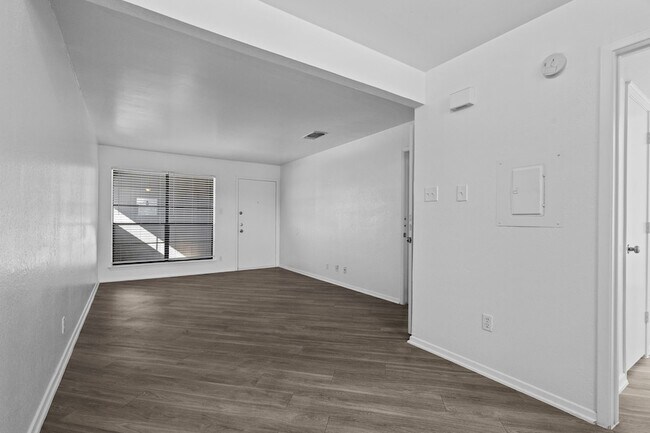 Building Photo - 320 E 4th St