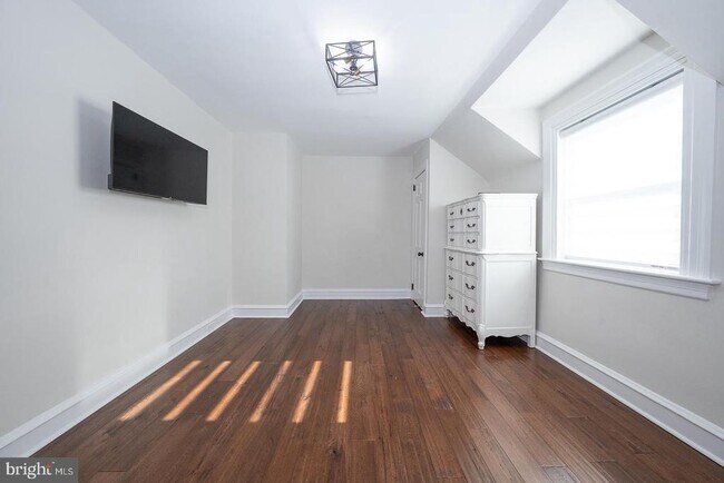 Building Photo - 227 E Hathaway Ln