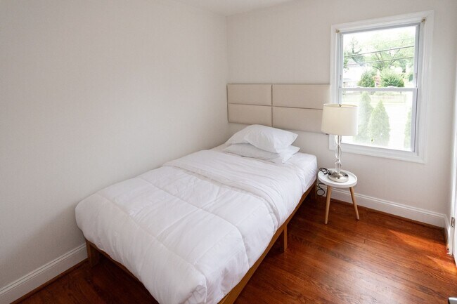 Building Photo - Spacious 5BR House in Takoma Park