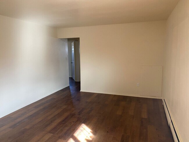 Building Photo - Central location | Lots of natural light