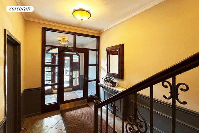 Building Photo - 105 W 77th St