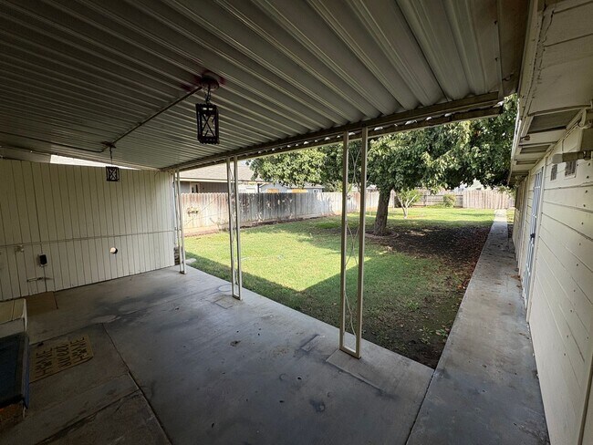 Building Photo - Charming Exeter Home Near Shopping Center ...