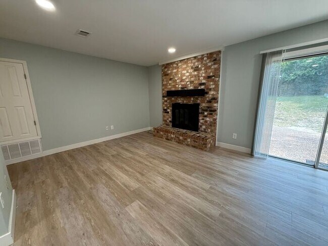 Building Photo - Gulf Breeze Proper - Casablanca - 4 bedroom, 2 bathroom with lawn care included