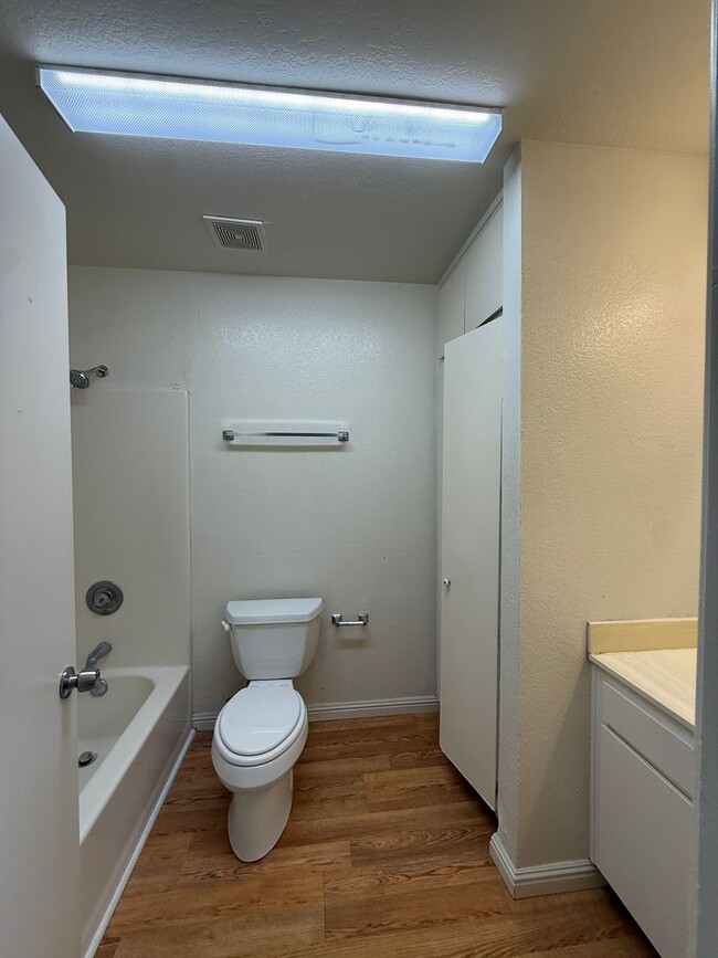 Building Photo - Quail Meadows Upstairs Condo