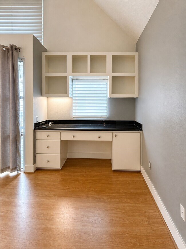 Building Photo - 6014 Fairdale Ln