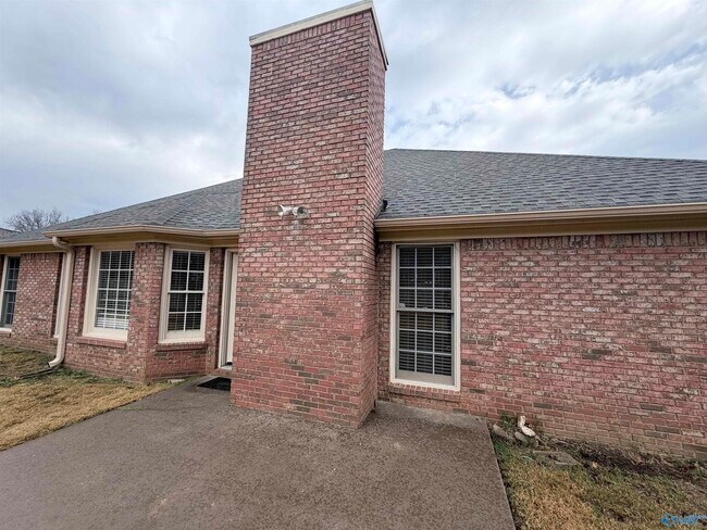 Building Photo - 2813 Willowick Tr SE