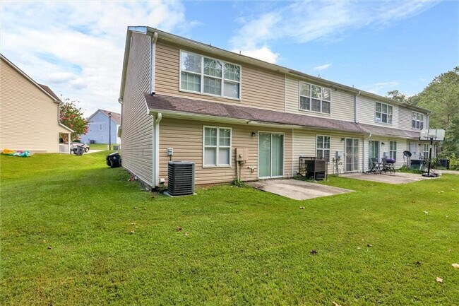 Building Photo - 6300 Hickory Ln Cir